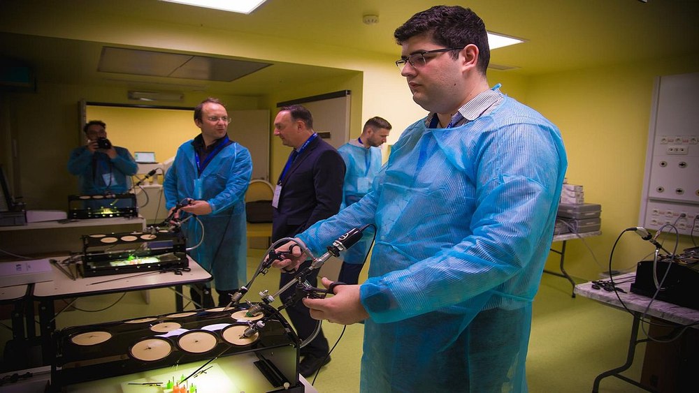 MedLife aduce la Sibiu experți din țară și din străinătate pentru a dezbate cele mai noi tehnici abordate în chirurgia robotică urologică