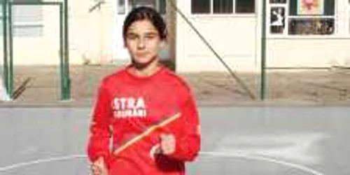 Maria se antrenează cel puţin două ore în fiecare zi.