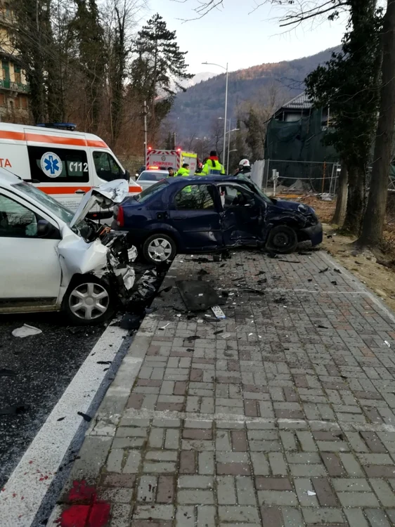 Accident rutier cu cinci victime în Căciulata, pe DN 7, lângă Vila Cantacuzino - Vâlcea, pe Valea Oltului Foto ISU Vâlcea