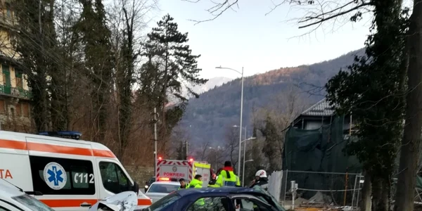 Accident rutier cu patru victime în Căciulata staţiunea Călimăneşti pe DN 7 lângă Vila Cantacuzino - Vâlcea pe Valea Oltului Foto ISU Vâlcea