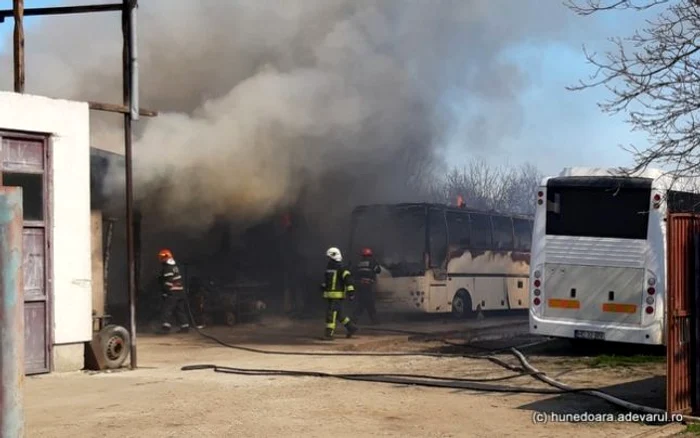 Incendiu în Cristur. FOTO: Daniel Guţă. ADEVĂRUL.