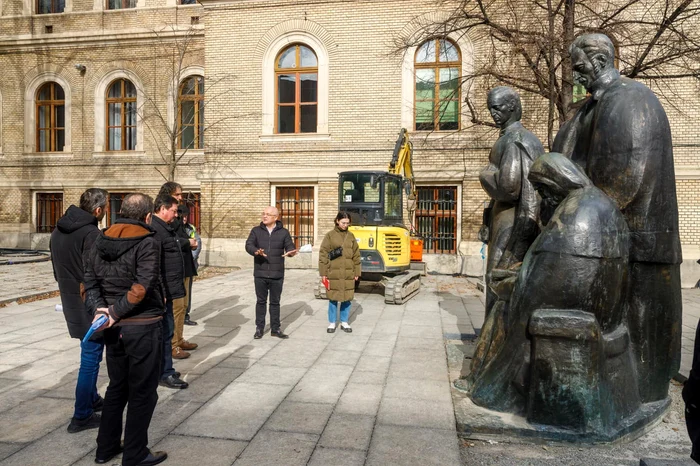 Emil Boc dă dispoziția de revenire pe soclu a stauii. FOTO Primăria Cluj-Napoca