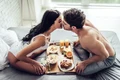 mic dejun în pat  sursa   Shutterstock jpg