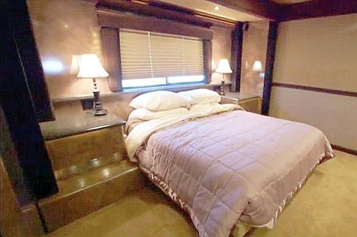 Dormitorul seamănă  cu unul dintr-un  hotel de 5 stele