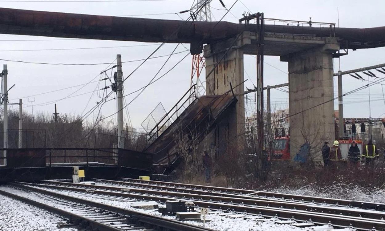 Pe 21 februarie 2018, a căzut această pasarelă metalică la Ploiești Sud