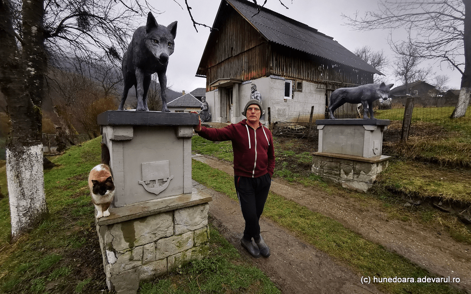 Un român și-a decorat curtea cu daci și lupi sculptați de el: „Voi face și un balaur dacic” VIDEO