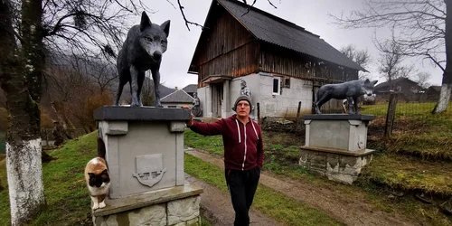 Marcel Poenar și sculpturile sale  Foto Daniel Guță (6) jpg