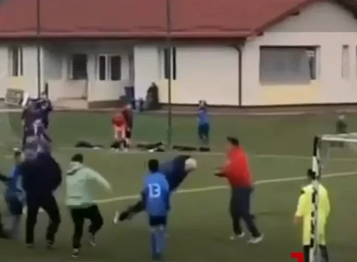Părinţii au intrat pe teren şi s-au luat la bătaie. Foto: captură video