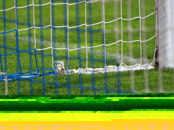 Fotografia lui Arsenie Boca poate fi văzută în poarta echipei Dinamo în meciul cu echipa Pandurii Targu Jiu, din optimile Cupei României. FOTO sportpictures.eu