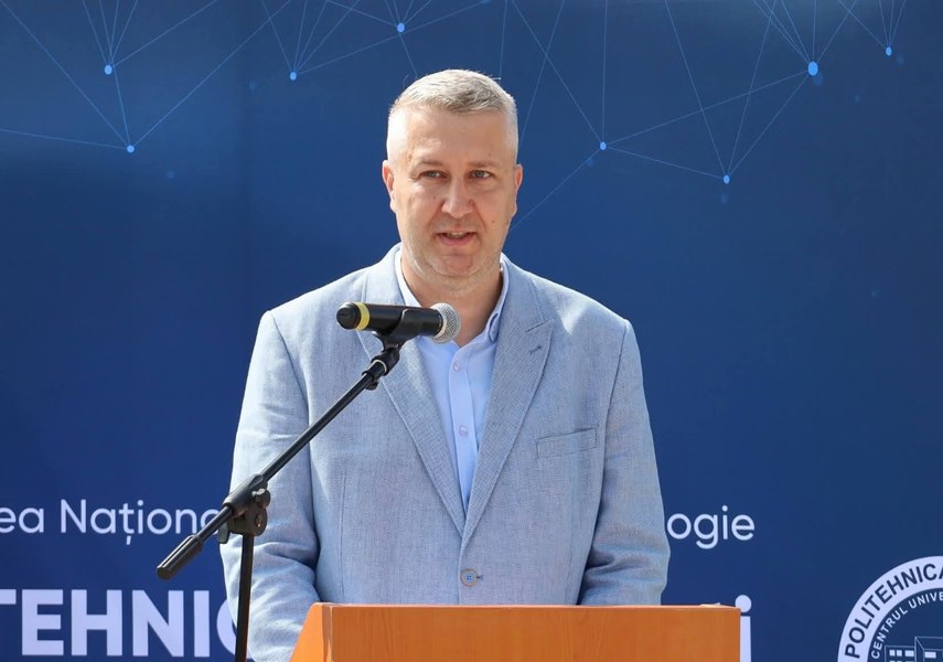 Prefectul de Argeș, „trădat” de inteligența artificială. A trimis presei un comunicat în care a inclus și conversația cu ChatGPT