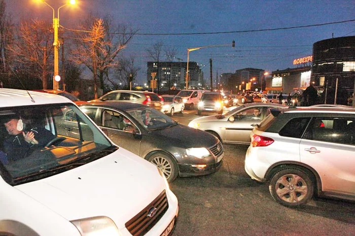 La intersecția străzii  Fabrica de Glucoză cu  Șos Petricani și autostradă  era aseară un haos  de nedescris  