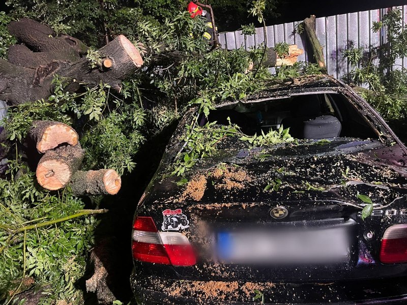 Imagini cu pagubele provocate de furtuna care a făcut ravagii în 14 județe: 300 de mașini distruse, 1.000 de copaci doborâți