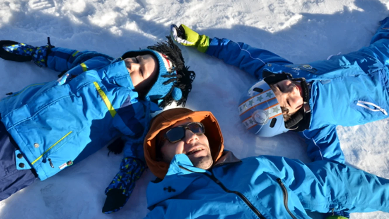 Andi Moisescu şi cei doi copii ai săi, în vacanţa de iarnă (sursa foto: andimoisescu.ro)