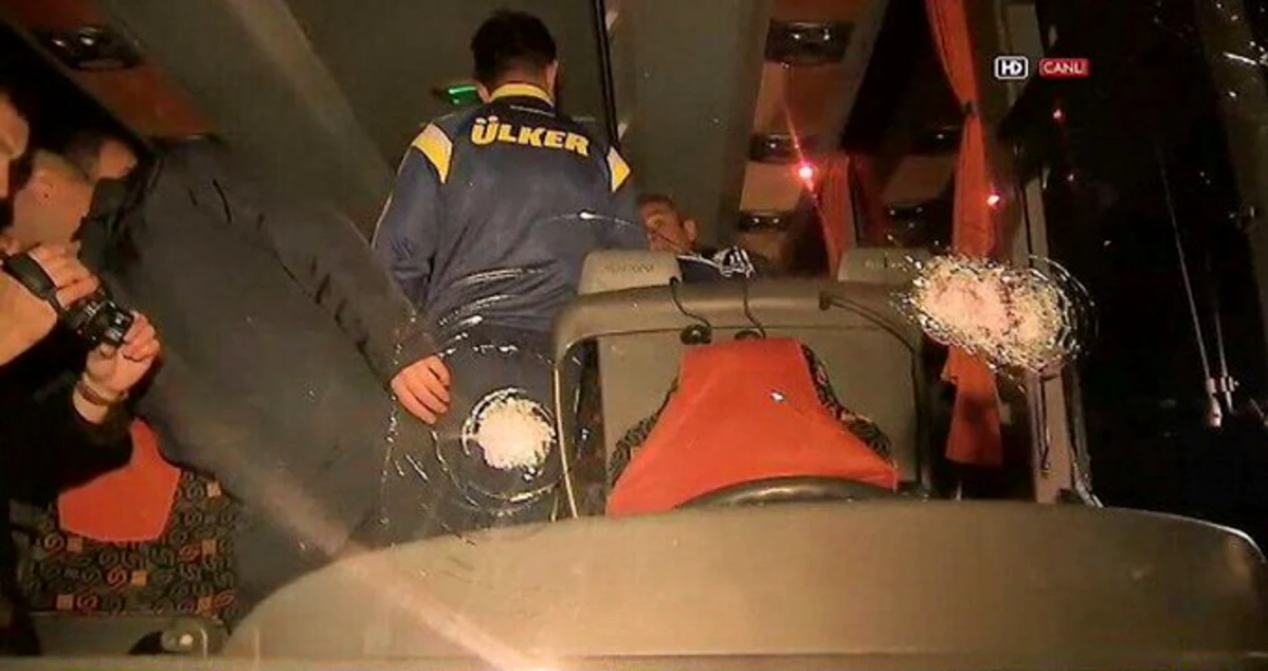 Anul trecut, fanii lui Trabzon au tras chiar focuri de armă spre autocarul lui Fener, rănindu-l grav pe şofer