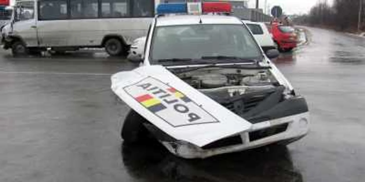 Maşină de poliţie a fost avariată serios