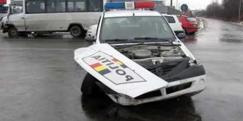 Maşină de poliţie a fost avariată serios