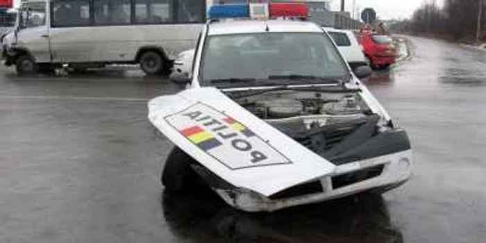 Maşină de poliţie a fost avariată serios