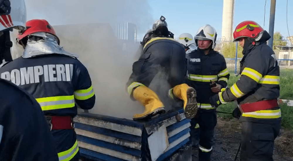 Intervenție dificilă a pompierilor chemați să stingă un incendiu la un tunel cu cabluri de înaltă tensiune VIDEO