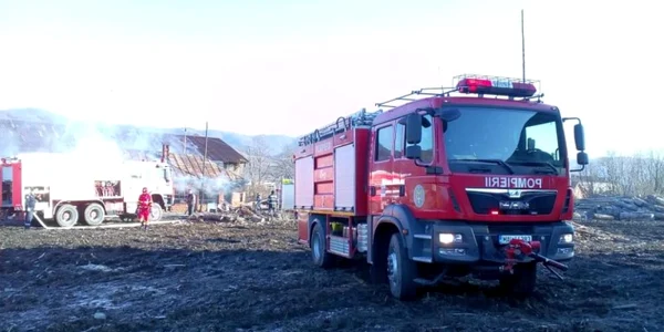 Masina de pompieri FOTO pressalert.ro