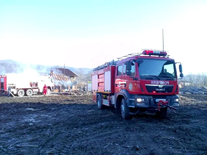 O maşină de pompieri în valoare de peste 800.000 de lei a fost distrusă într-un incendiu FOTO pressalert.ro (arhivă)