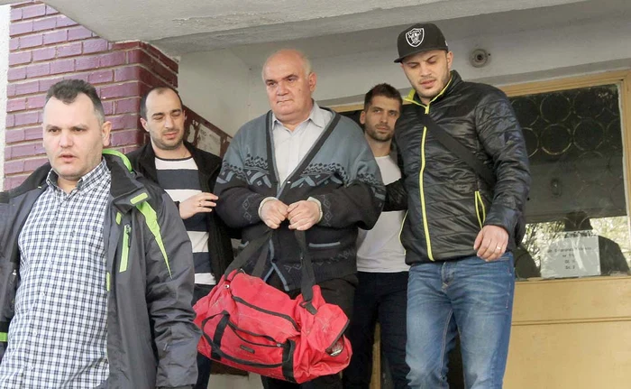 
    Profesorul universitar Dan Păcurariu a fost ridicat ieri de acasă, încătuşat, şi dus la închisoare  