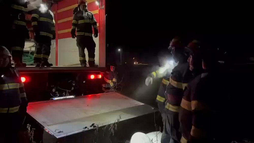 Autospecială de transport roboţi trimisă în Mehedinți, unde aseară a deraiat trenul încarcat cu benzina. Traficul feroviar este în continuare oprit 