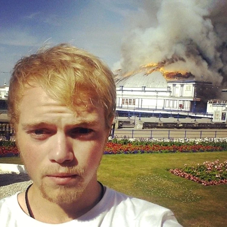 Ţara arde şi acest tânăr încearcă să facă un selfie cât mai reuşitFoto: Daily Mail