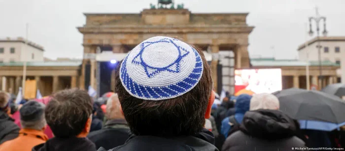 Bărbat poartă kippa la o demonstrație la Berlin în octombrie 2023