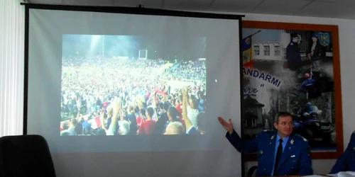 Jandarmii învaţă noi tehnici de combatere a violenţei