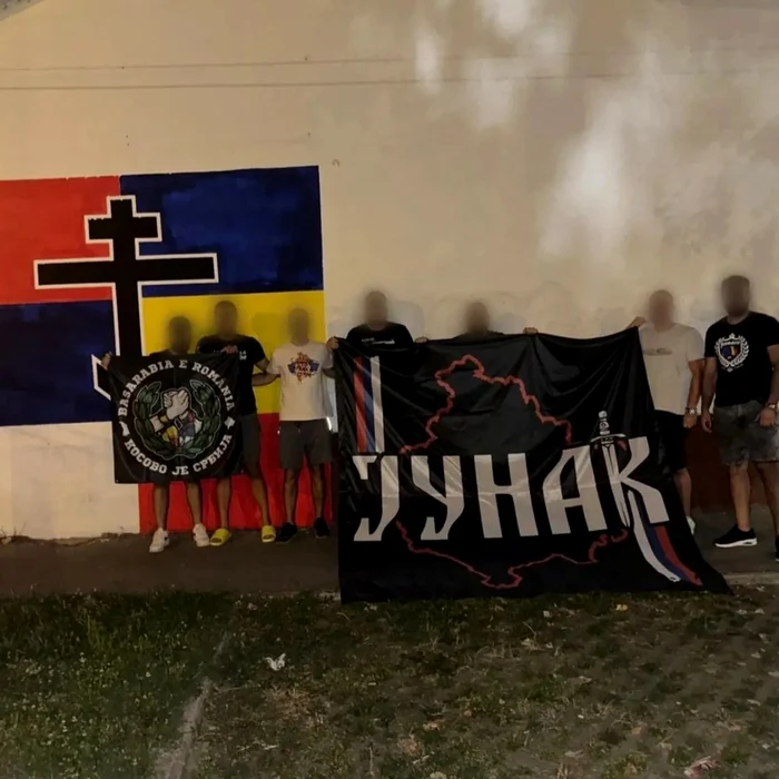 Suporterii sârbi au fost duși la poliție FOTO: Facebook/Casual România