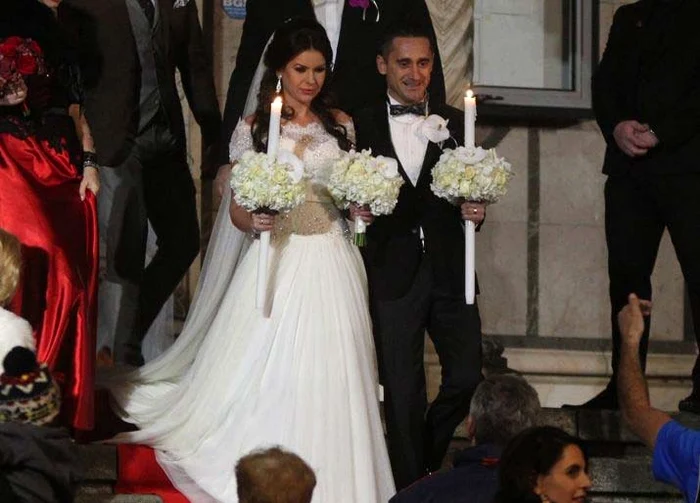 Gabriel Fătu şi proaspăta lui soţie au eliberat porumbei la ieşirea din biserică Foto: Pappics