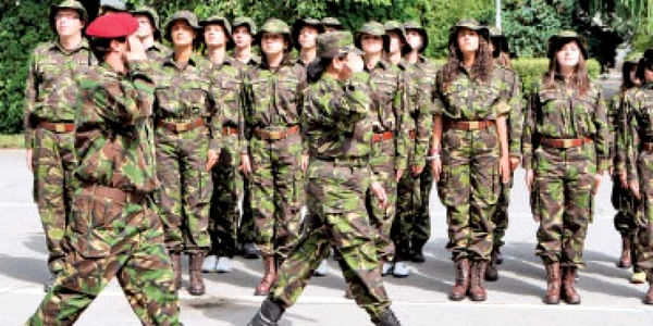 Instrucţie militară pentru liceeni