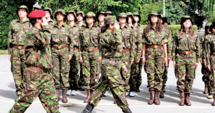 Instrucţie militară pentru liceeni