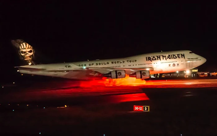 Trupa Iron Maiden deține un avion care îi duce la concertele din toată lumea