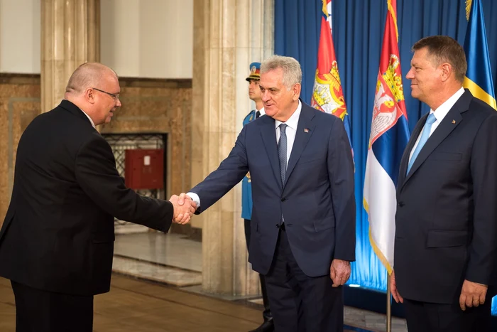 Dan Mihalache salutându-l pe şeful statului sârb, Tomislav Nikolić