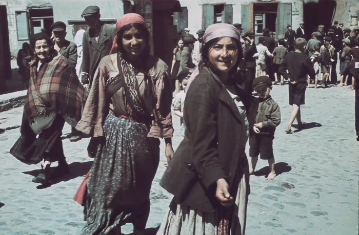 Romi adunați în ghetouri FOTO wikipedia