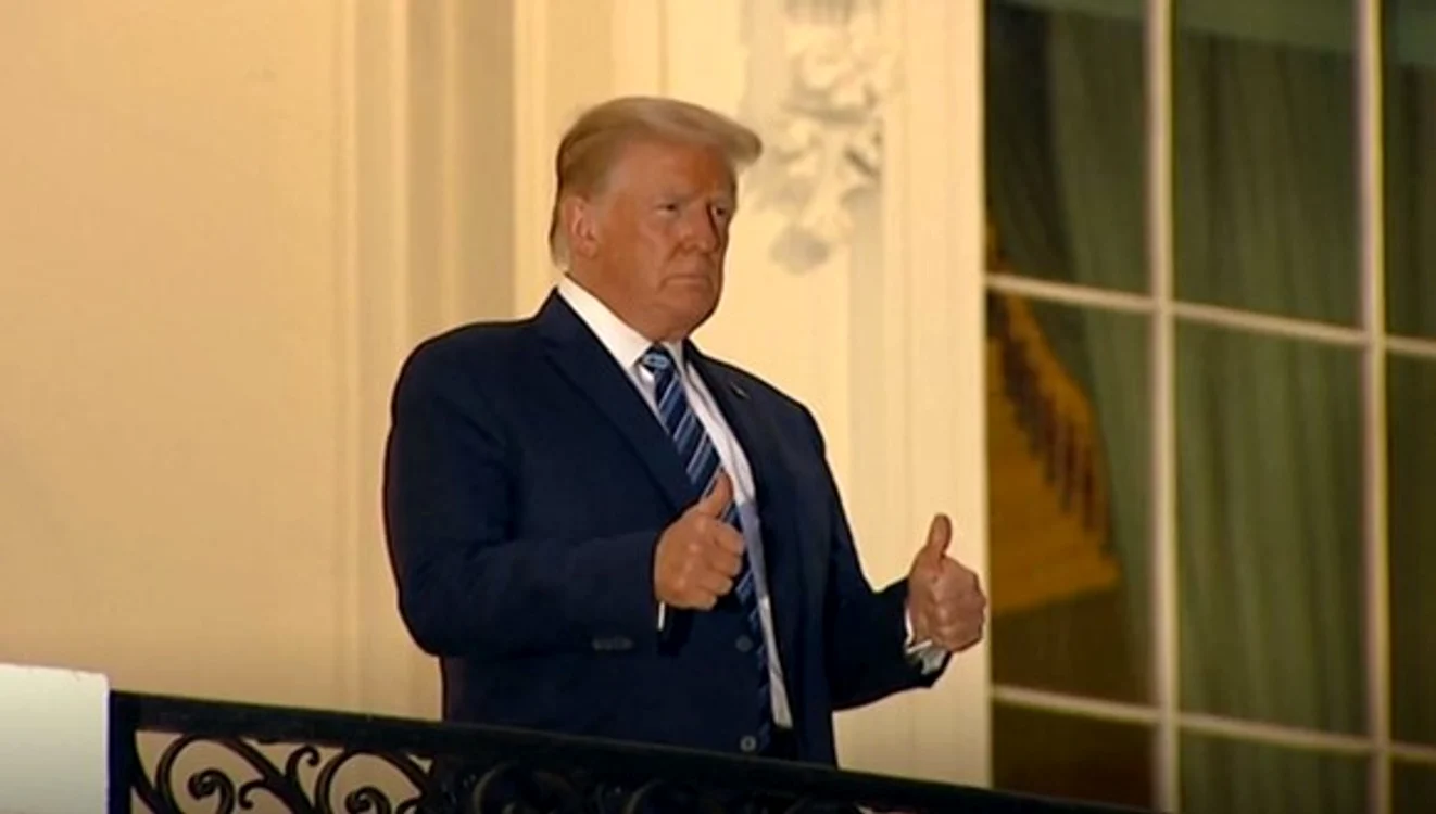 Donald Trump, în balconul de la Casa Albă, după ce a fost externat 