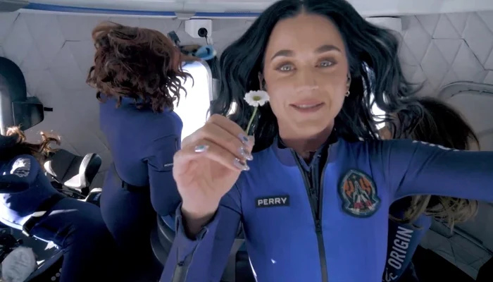 Katy Perry a luat o margaretă cu ea la bordul rachetei Blue Origin