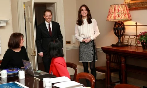 Kate Middleton a optat pentru o fustă Dolce &amp; Gabbana și o bluză Reiss jpeg