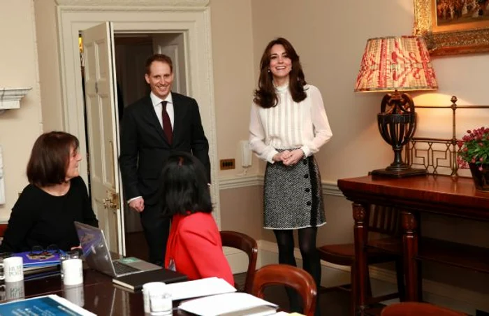 Kate Middleton a optat pentru o fustă Dolce &amp; Gabbana și o bluză Reiss