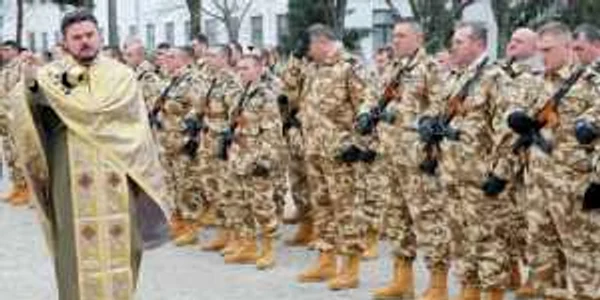 Daniel Cheptene şi colegii săi au primit binecuvântarea preotului de la unitatea militară