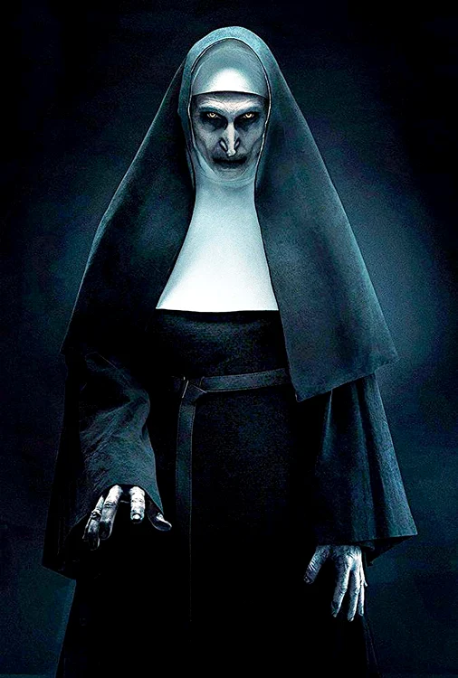 Superba brunetă este de nerecunoscut în filmul de groază în care joacă o călugăriţă-demon