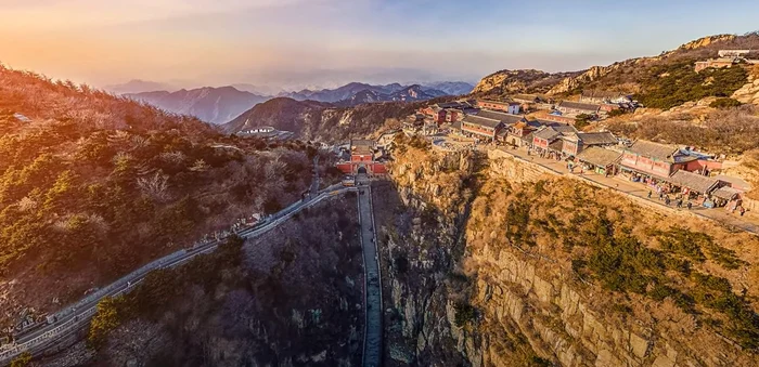 Milioane de turiști urcă anual pe Muntele Tai / foto: captură video