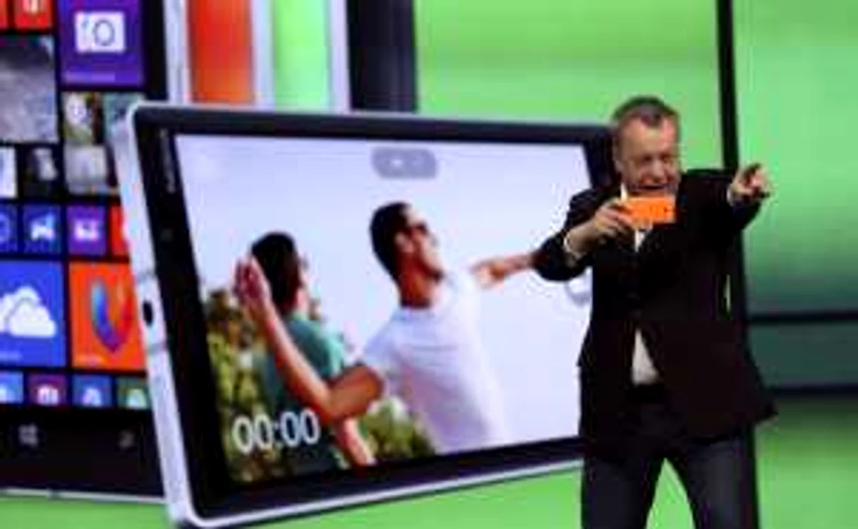 Stephen Elop, fostul director Nokia şi actual angajat Microsoft, la prezentarea telefonului Nokia Lumia 930. E cel mai bun Windows Phone, alături de HTC One M8 for Windows. FOTO Reuters
