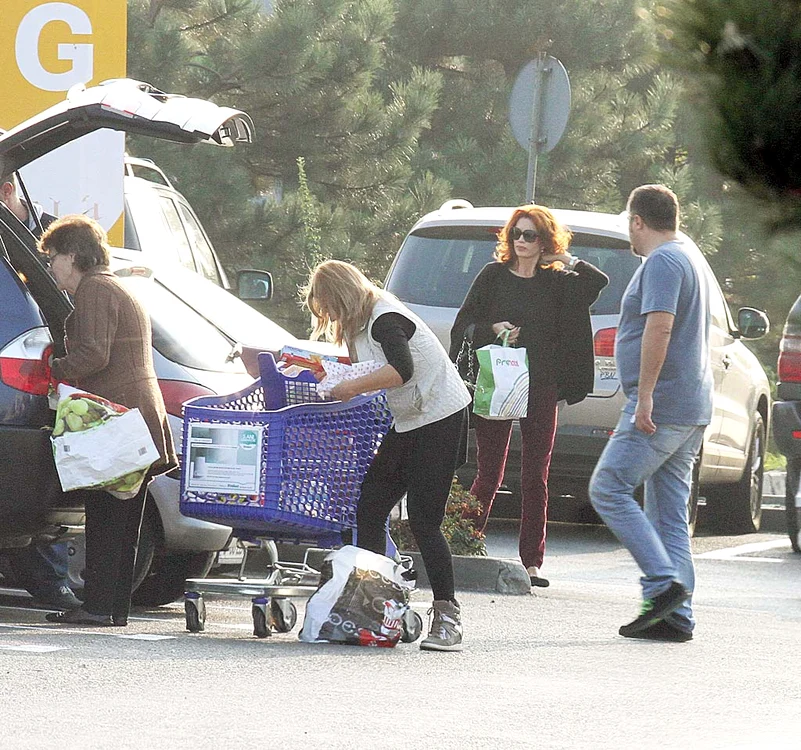 
    Cristina Spătar a ieşit luni din casă după ce, timp de două săptămâni, a plâns în pernă Foto: Blitz  