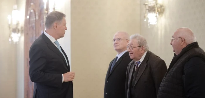 Klaus Iohannis la consultări cu delegaţia PSD. Iancu Marin este persoana din mijloc