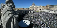Mulțimea adunată în Piața Sfântul Petru de la Vatican pentru Liturghia de Paște FOTO AFP