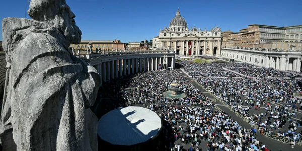 Mulțimea adunată în Piața Sfântul Petru de la Vatican pentru Liturghia de Paște FOTO AFP
