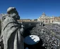 Mulțimea adunată în Piața Sfântul Petru de la Vatican pentru Liturghia de Paște FOTO AFP