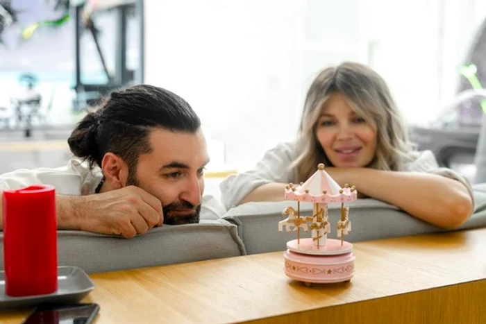 
    Alături de fiica  sa, Josephine  